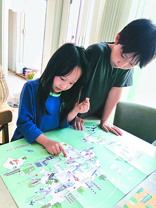 장준호 책임의 두 자녀가 지도를 바라보며 신기해하고 있다.